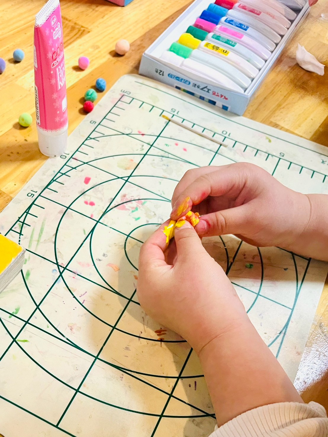 粘土でカラフルな作品をつくるようす