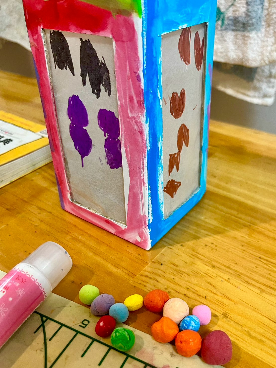 造形工作に取り組む子ども