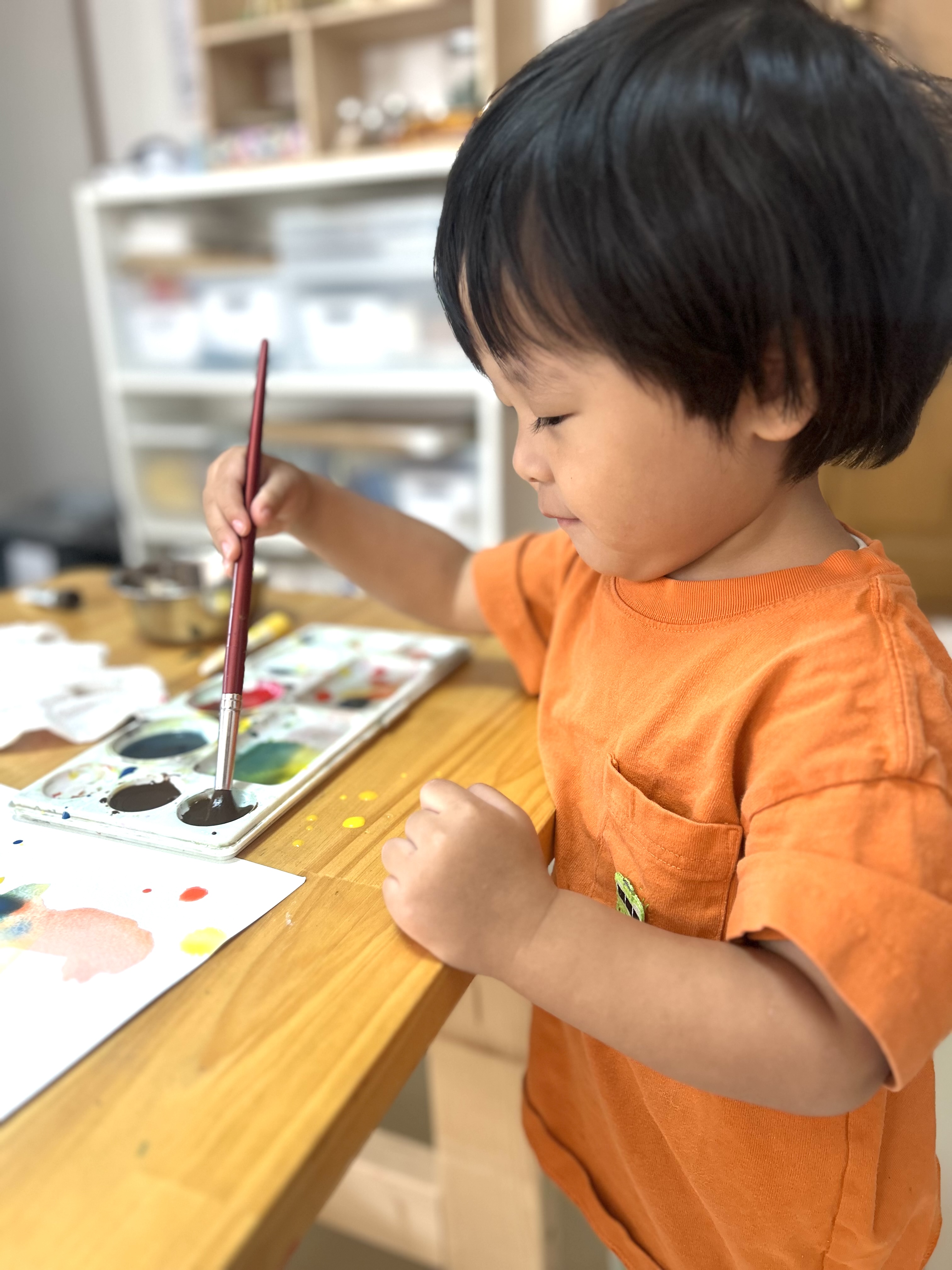 水彩絵の具に夢中になる幼児