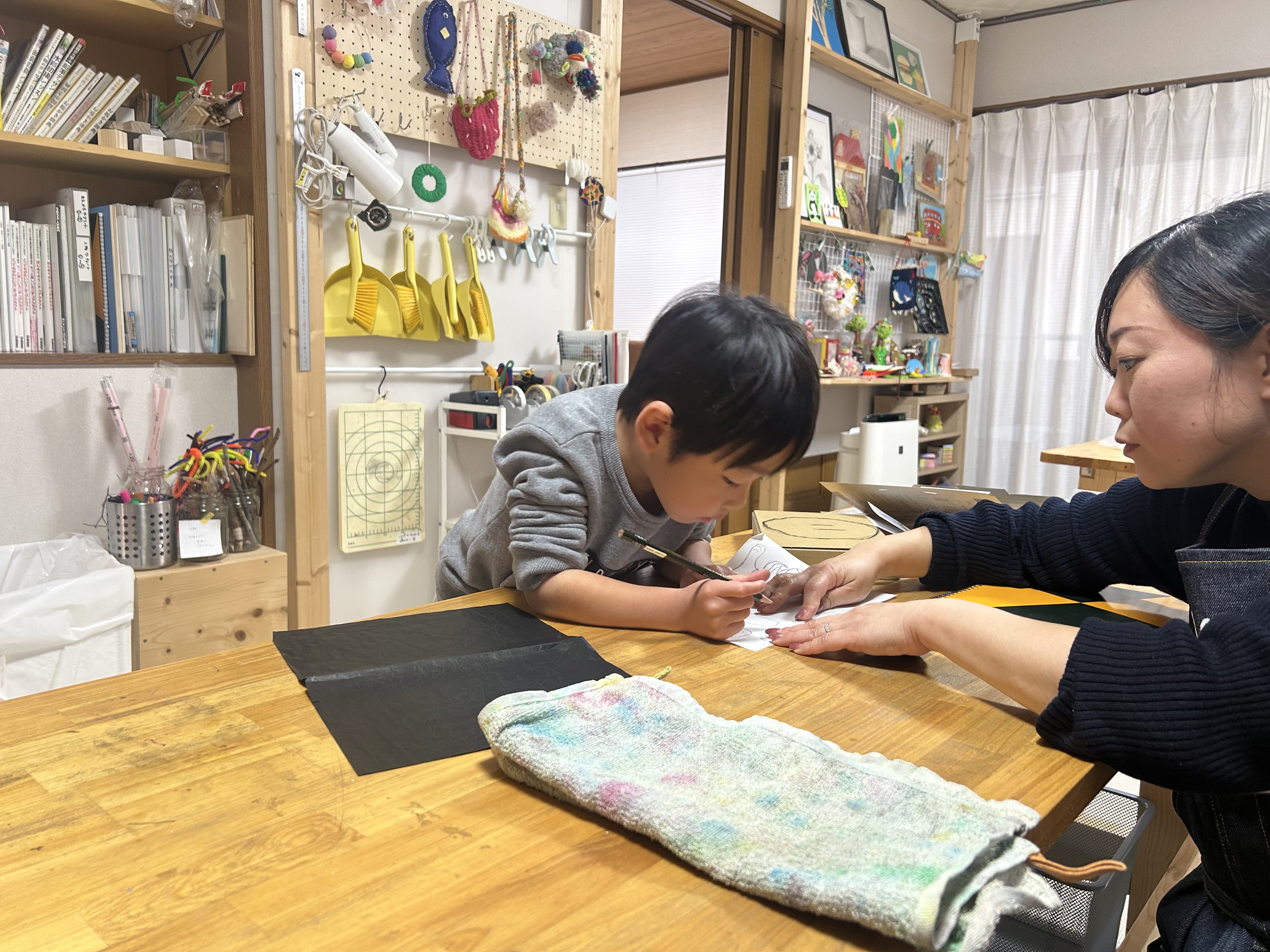 講師が幼児に寄り添って指導するようす
