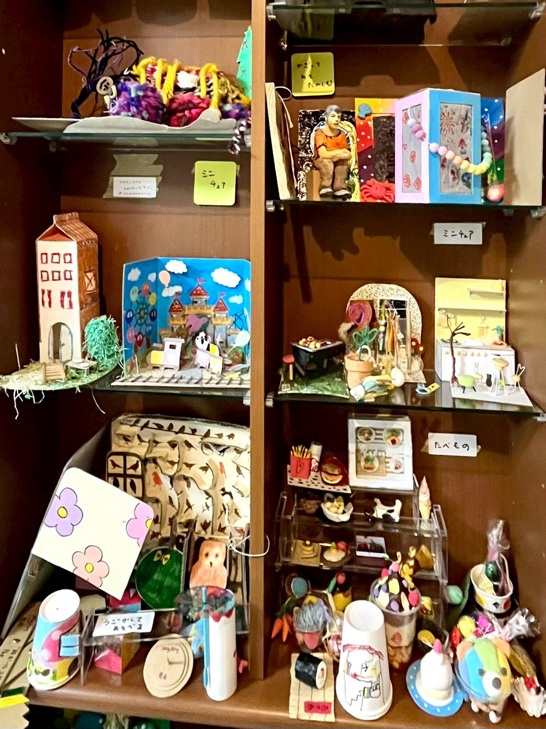 完成した絵画作品の展示